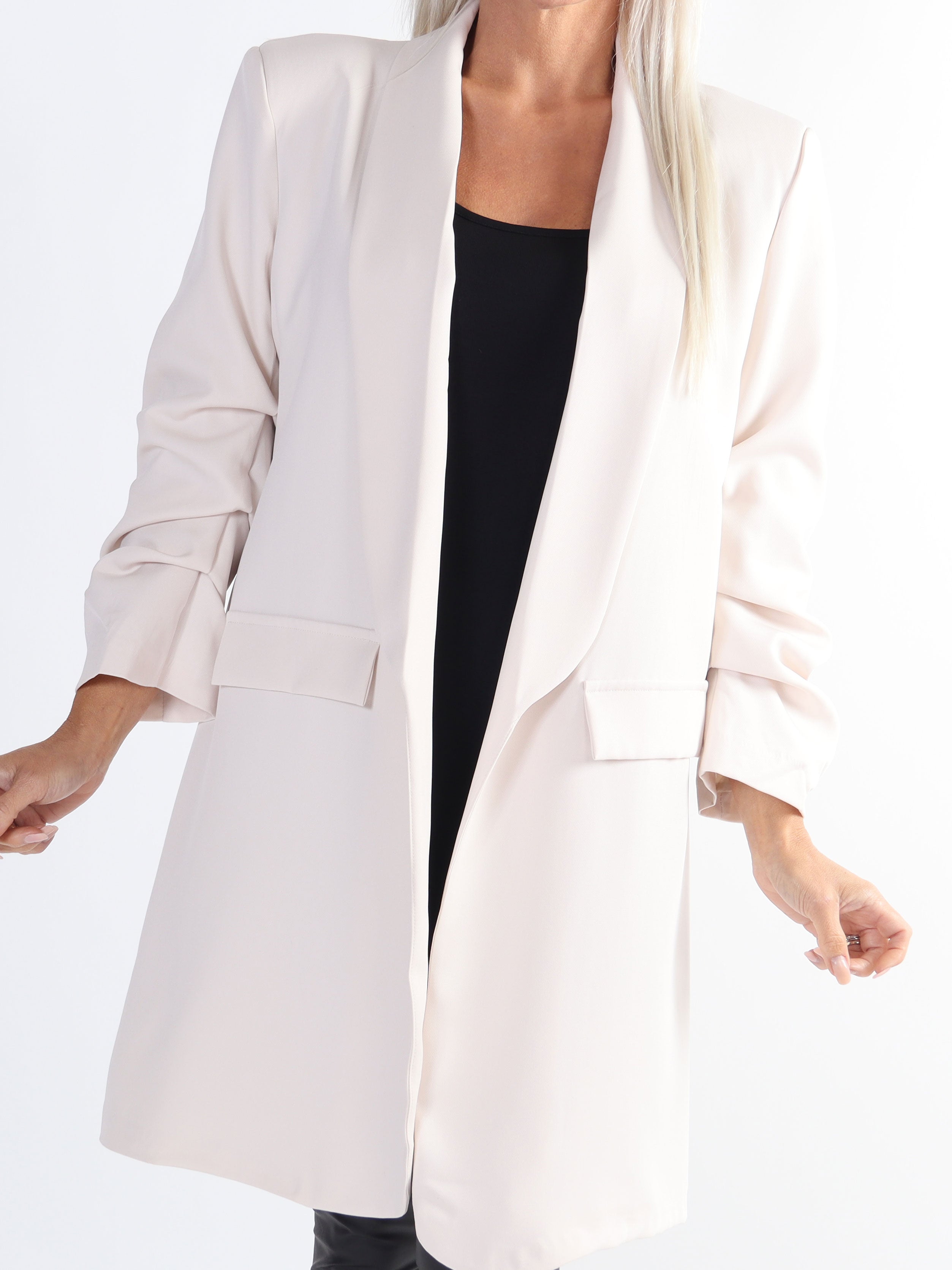 Mila Long - Stilren blazer med rynk på ærmet